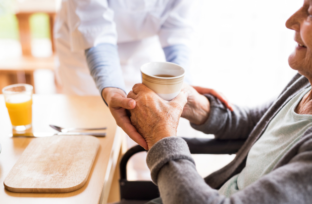 Oprechte aandacht - handen samen met kop koffie 
