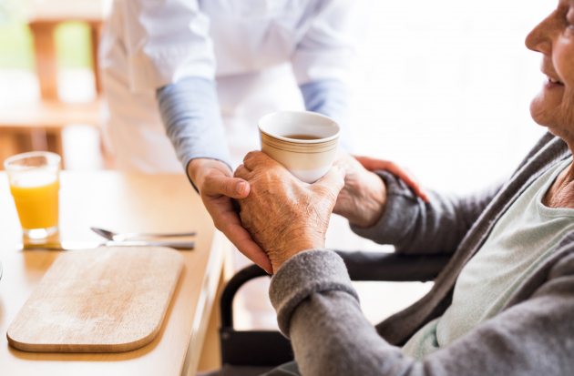 Oprechte aandacht - handen samen met kop koffie 