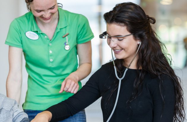 Jonge verpleegkunde student met smartglass
