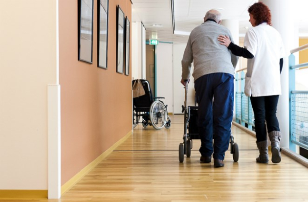 Verpleeghuiszorg - wandelde man met verzorgende