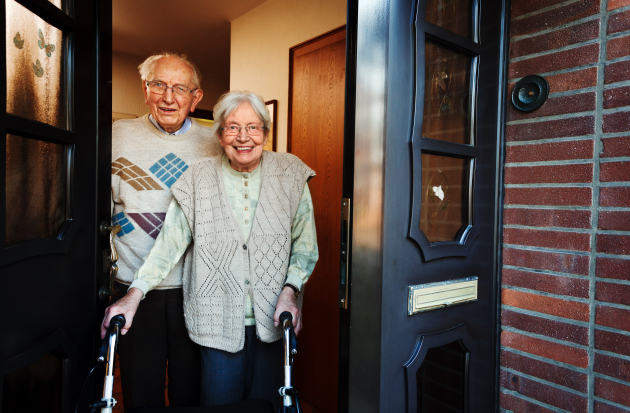 Echtpaar bij voordeur