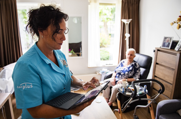 Medewerker van Surplus bij cliënt thuis