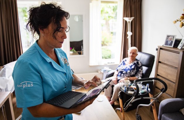 Medewerker van Surplus bij cliënt thuis