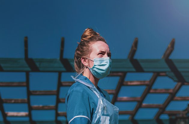 Vrouw in corona uniform