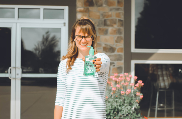 Vrouw met besmettingsmiddel