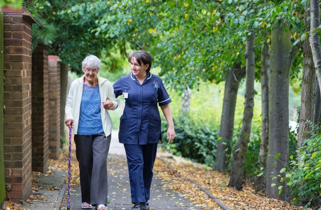 Buiten wandelen met zorgverlener 