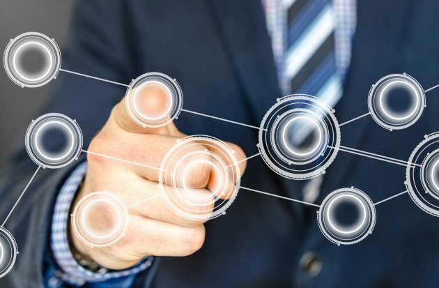 Hand raakt digitaal scherm aan