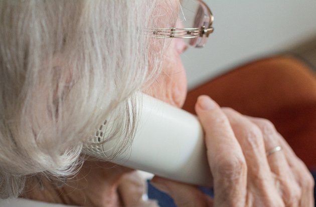 Vrouw aan telefoon