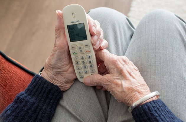Oudere met telefoon