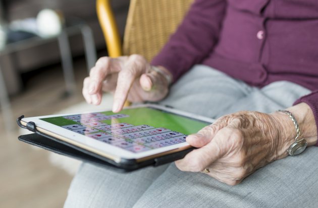 Dame met ipad