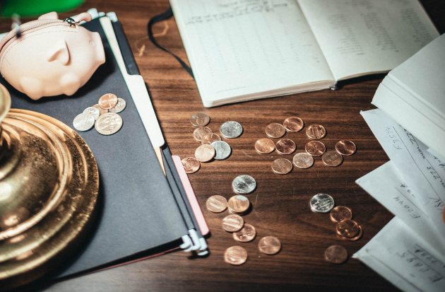 Spaarpot met geld en kasboek 