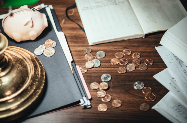 Spaarpot met geld en kasboek 