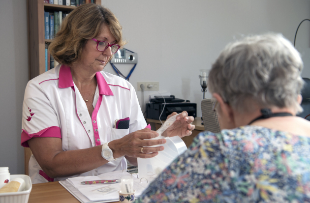 Zorgverlener met client 