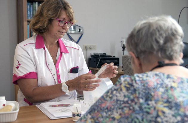 Zorgverlener met client 