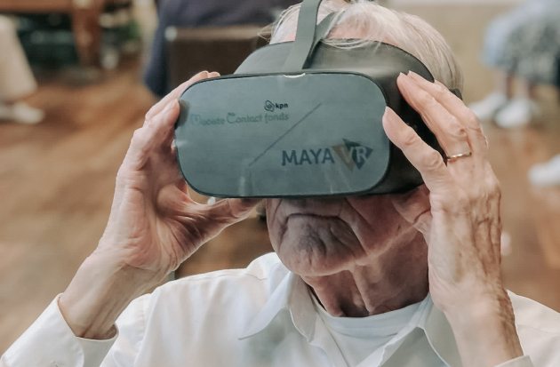 Oude man met VR bril op