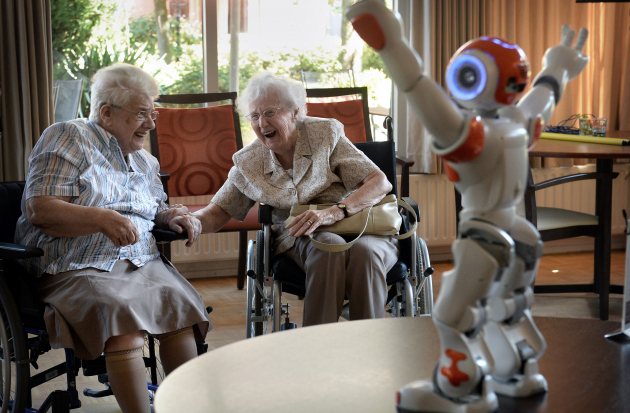 ouderen met robot