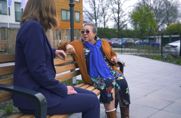2 personen in gesprek op een bankje