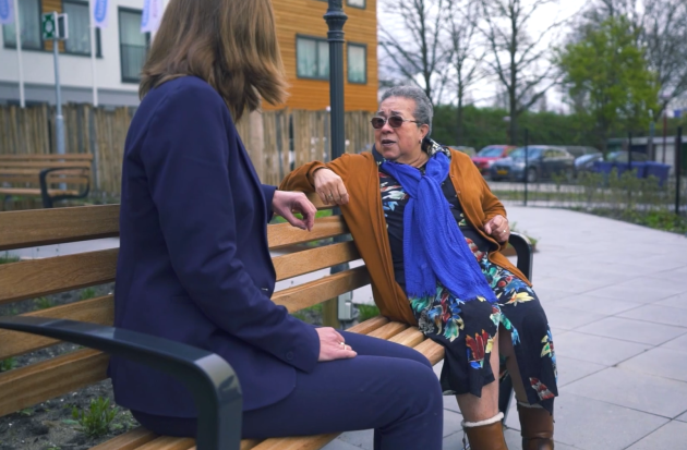 2 personen in gesprek op een bankje