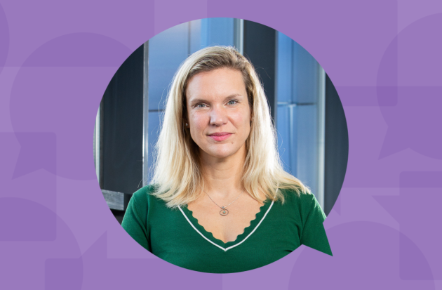 Anneke Westerlaken portret in paars kader