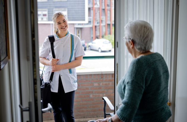 Dame doet open voor wijkverpleegkundige 