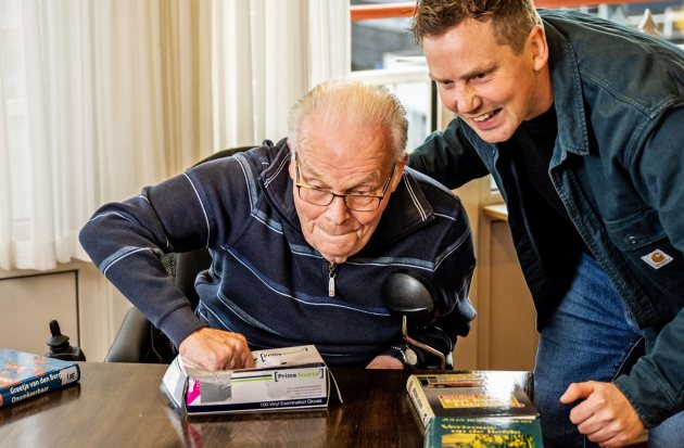 joël samen met een bewoner