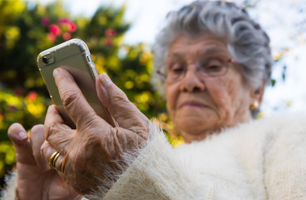 Oudere vrouw met telefoon