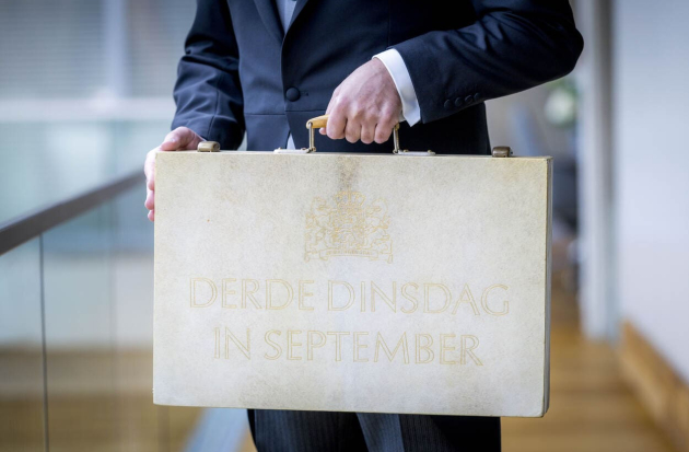 Het koffertje van de Minister van Financiën met de tekst "Derde dinsdag in september."