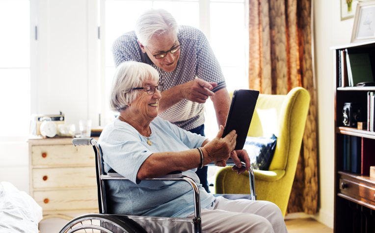Mensenwerk - ouder stel met iPad