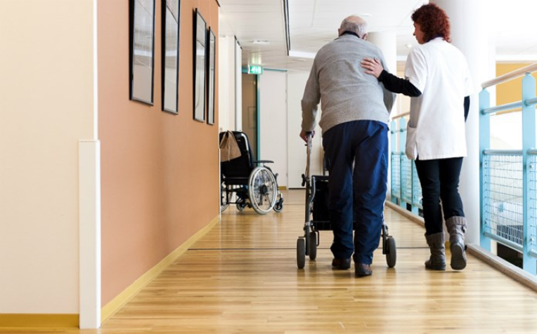 Verpleeghuiszorg - wandelde man met verzorgende