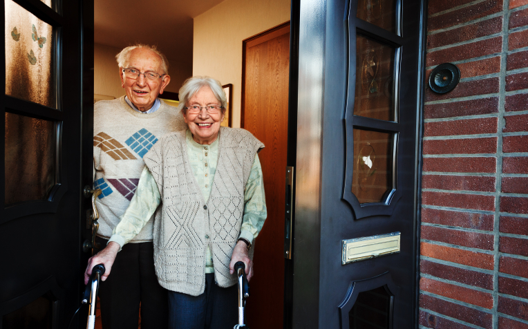 Echtpaar bij voordeur