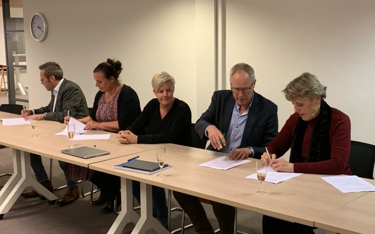 Ondertekening van het onderhandelingsresultaat met uiterst rechts voorzitter van de ActiZ-onderhandelingsdelegatie, Trudy Prins.