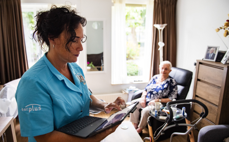 Medewerker van Surplus bij cliënt thuis