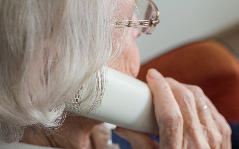 Vrouw aan telefoon