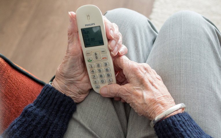Oudere met telefoon