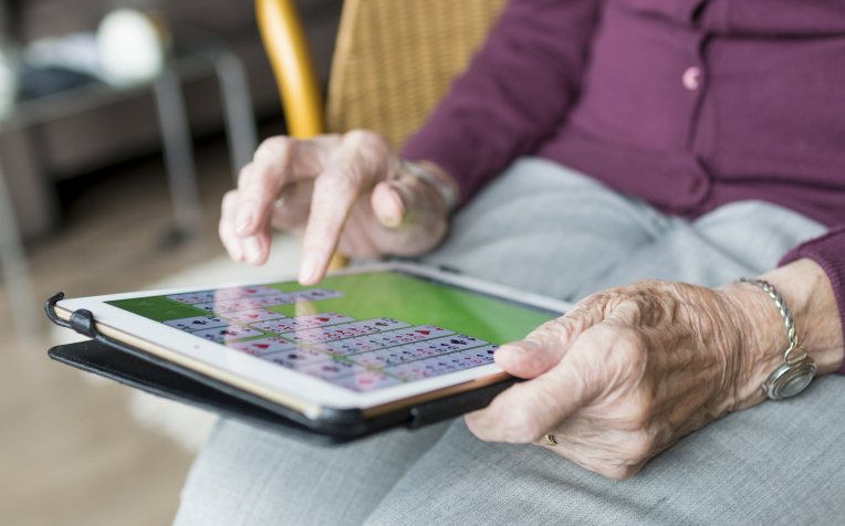 Dame met ipad