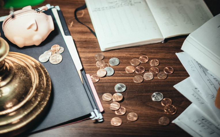 Spaarpot met geld en kasboek 