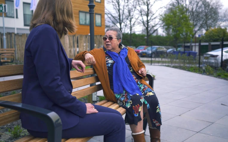 2 personen in gesprek op een bankje