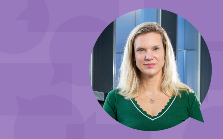 Anneke Westerlaken portret in paars kader