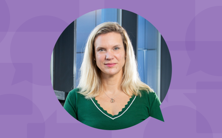 Anneke Westerlaken portret in paars kader