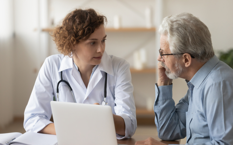 Zorgverleners in gesprek met laptop