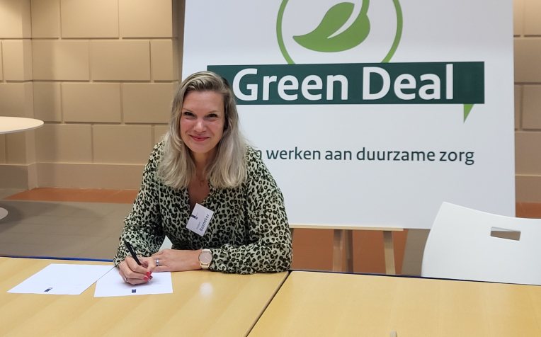 Anneke Westerlaken ondertekent de Green Deal 3.0
