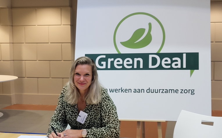 Anneke Westerlaken ondertekent de Green Deal 3.0