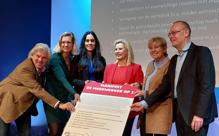 Ondertekening manifest - medewerker op een