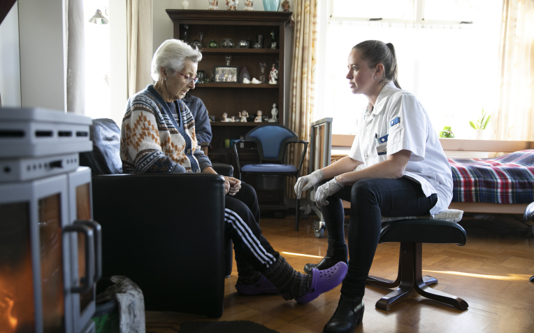 Client in behandeling van zorgmedewerker