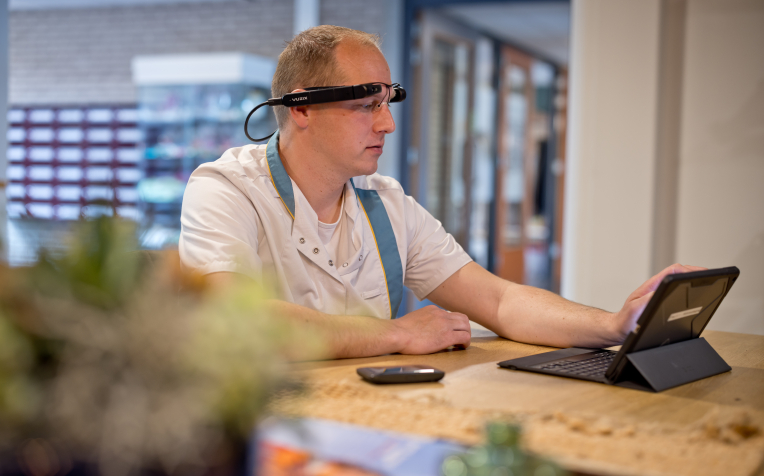 Wijkverpleging met smart glass en ipad aan het werk 