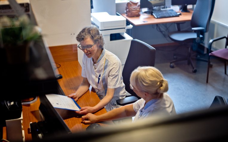 Zorgmedewerkers in overleg 