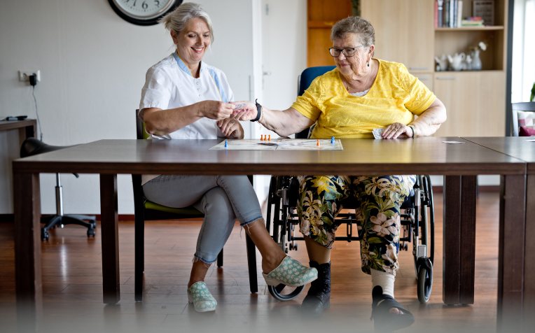 Zorgmedewerker met client in revalidatiezorg