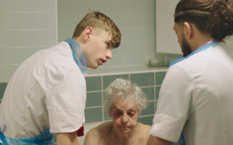 Zorgstudent Kenny leert iemand te wassen