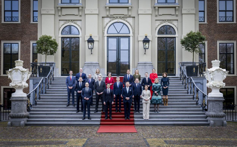 Kabinet Jetten met Koning Willem-Alexander op het bordes van Huis ten Bosch