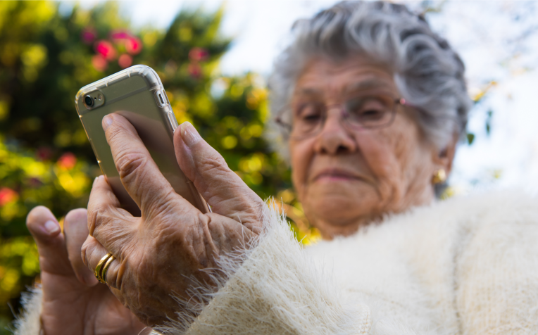 Oudere vrouw met telefoon